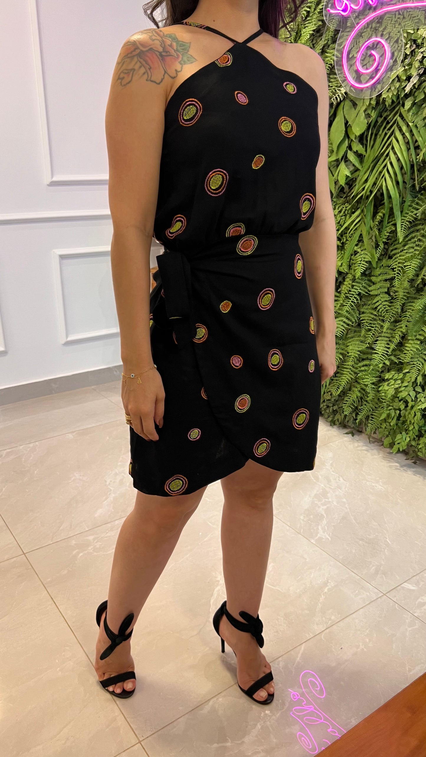 Vestido Curto Bordado - Preto