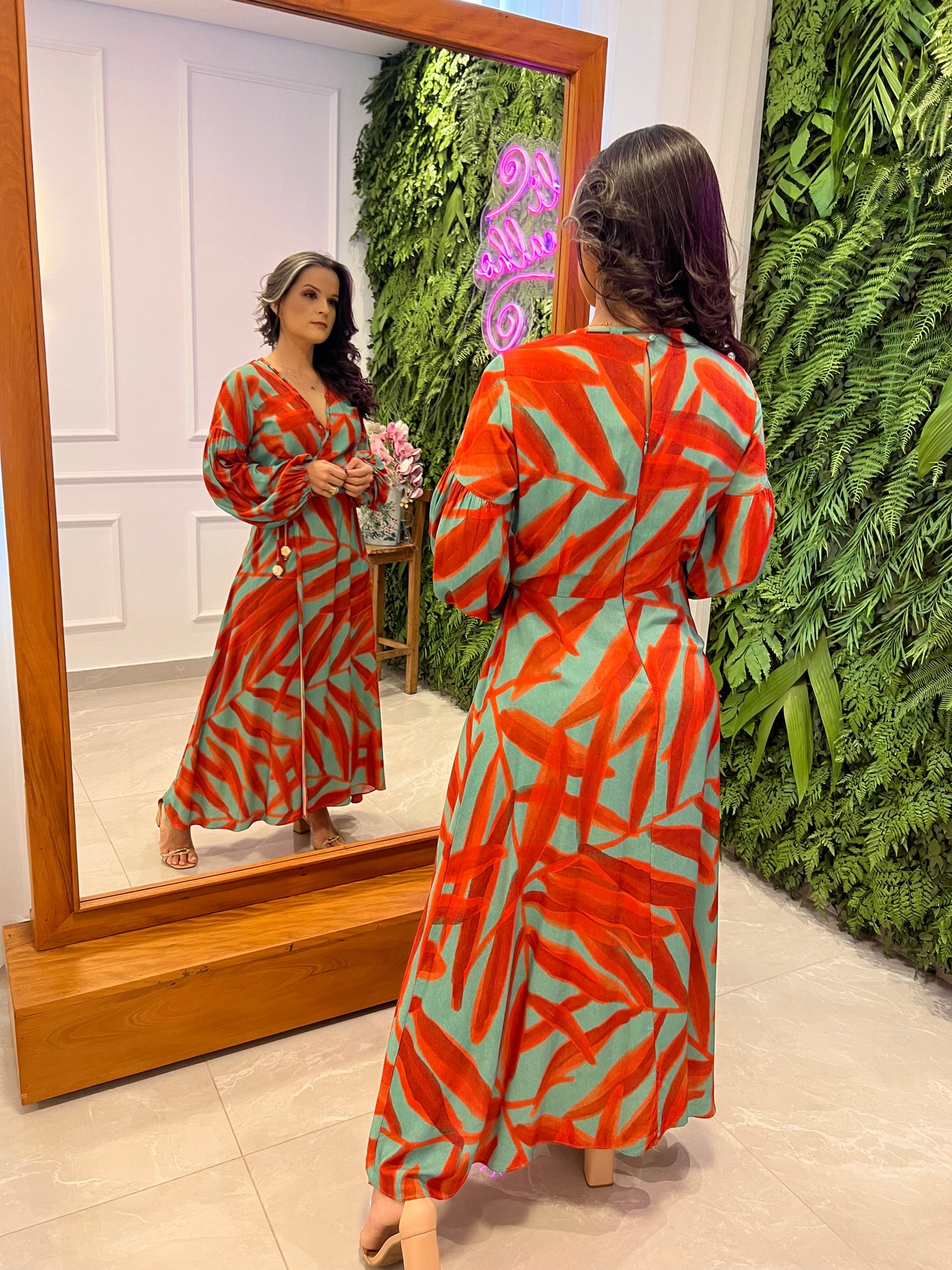 Vestido Longuete Folhagens Ajuste Decote - Estampado Laranja