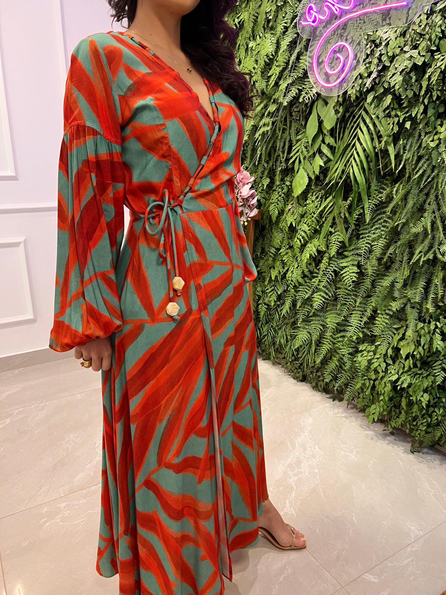 Vestido Longuete Folhagens Ajuste Decote - Estampado Laranja