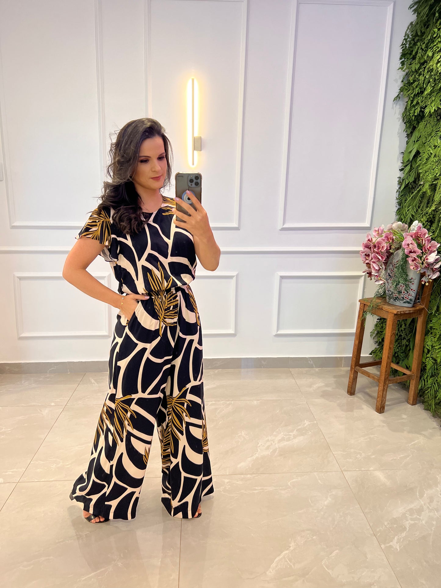 Macacão Pantalona Folhagens- Estampado Preto