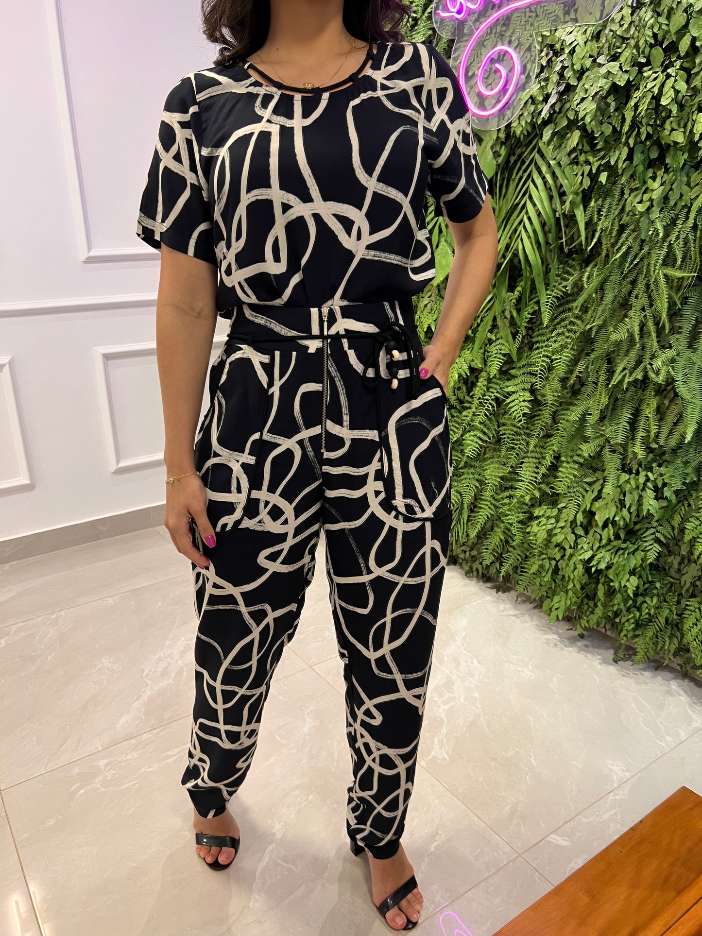 Conjunto Blusa Calça Zíper Frontal - Estampado P e B