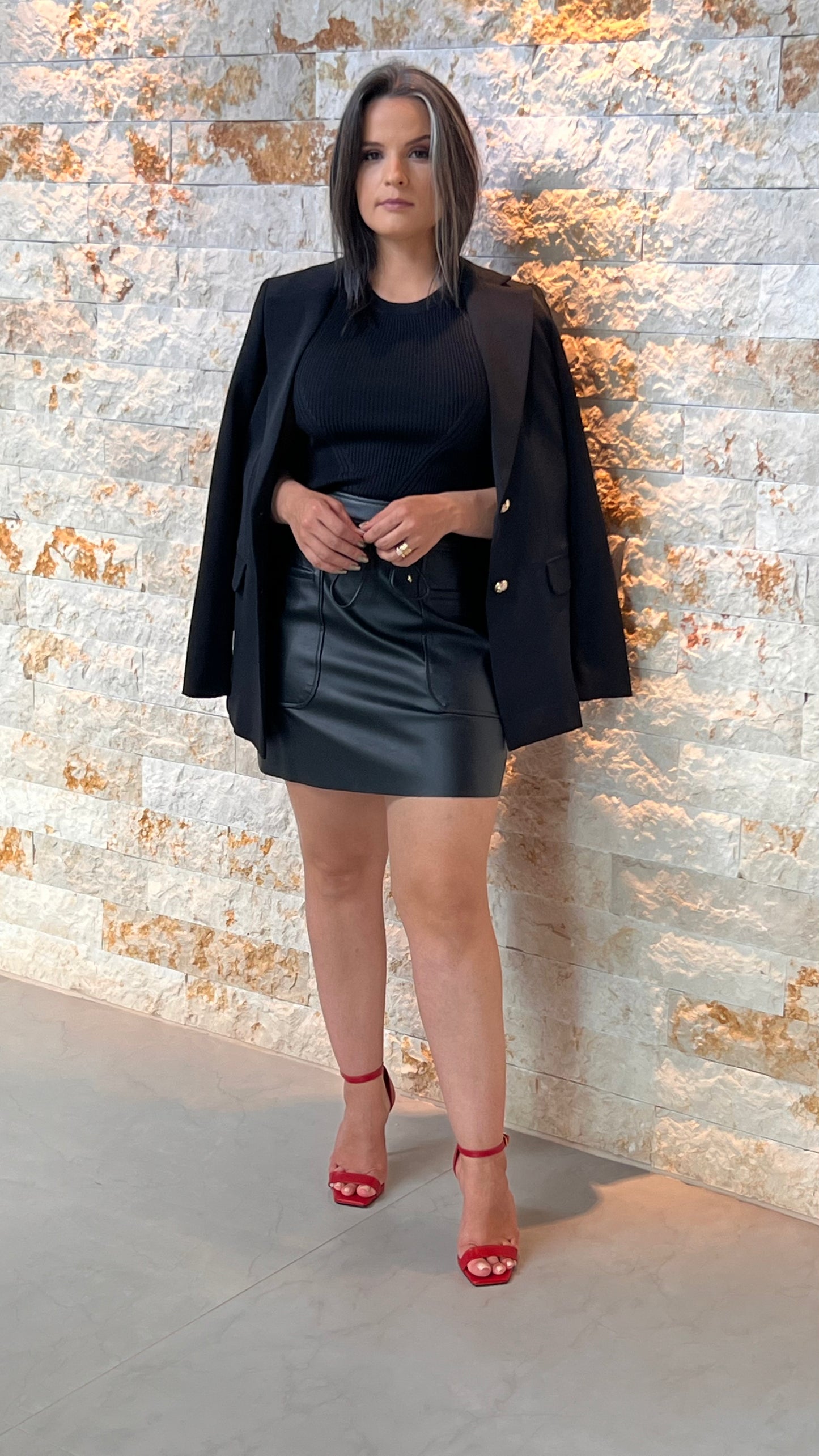Saia Curta Couro Bolso -Liso Preto 5227