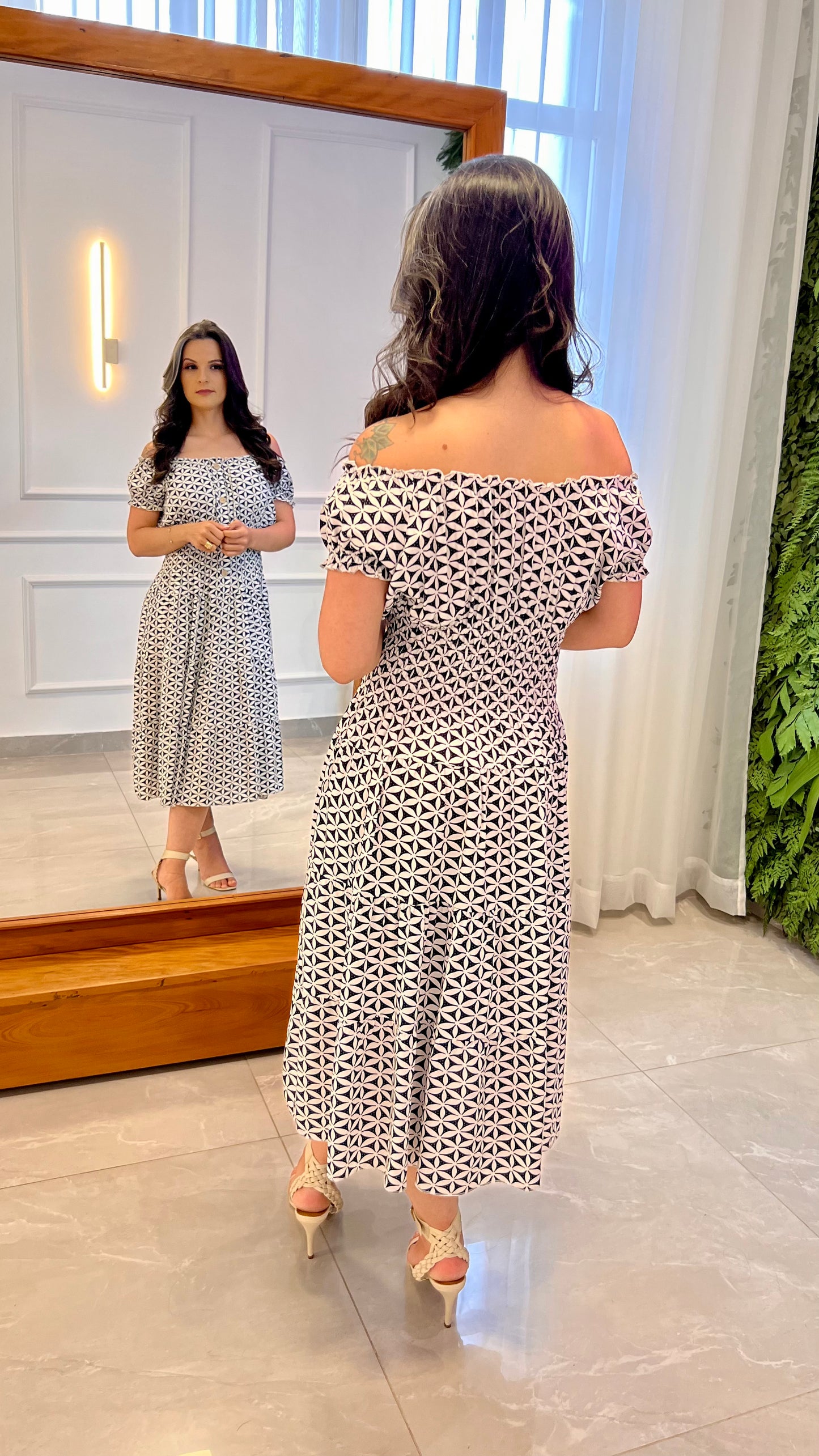 Vestido Midi lastex Cintura Flores - P e B