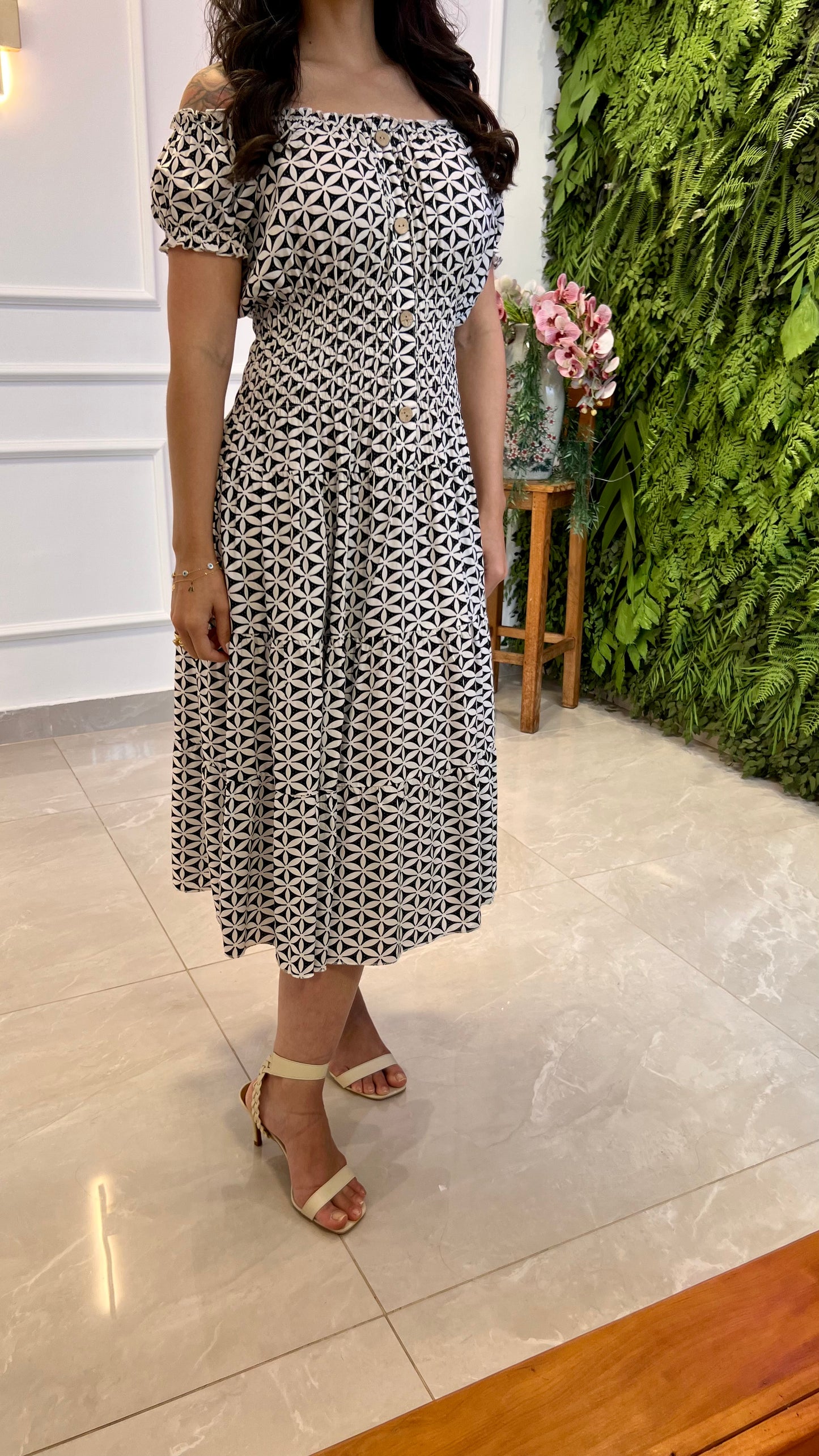 Vestido Midi lastex Cintura Flores - P e B