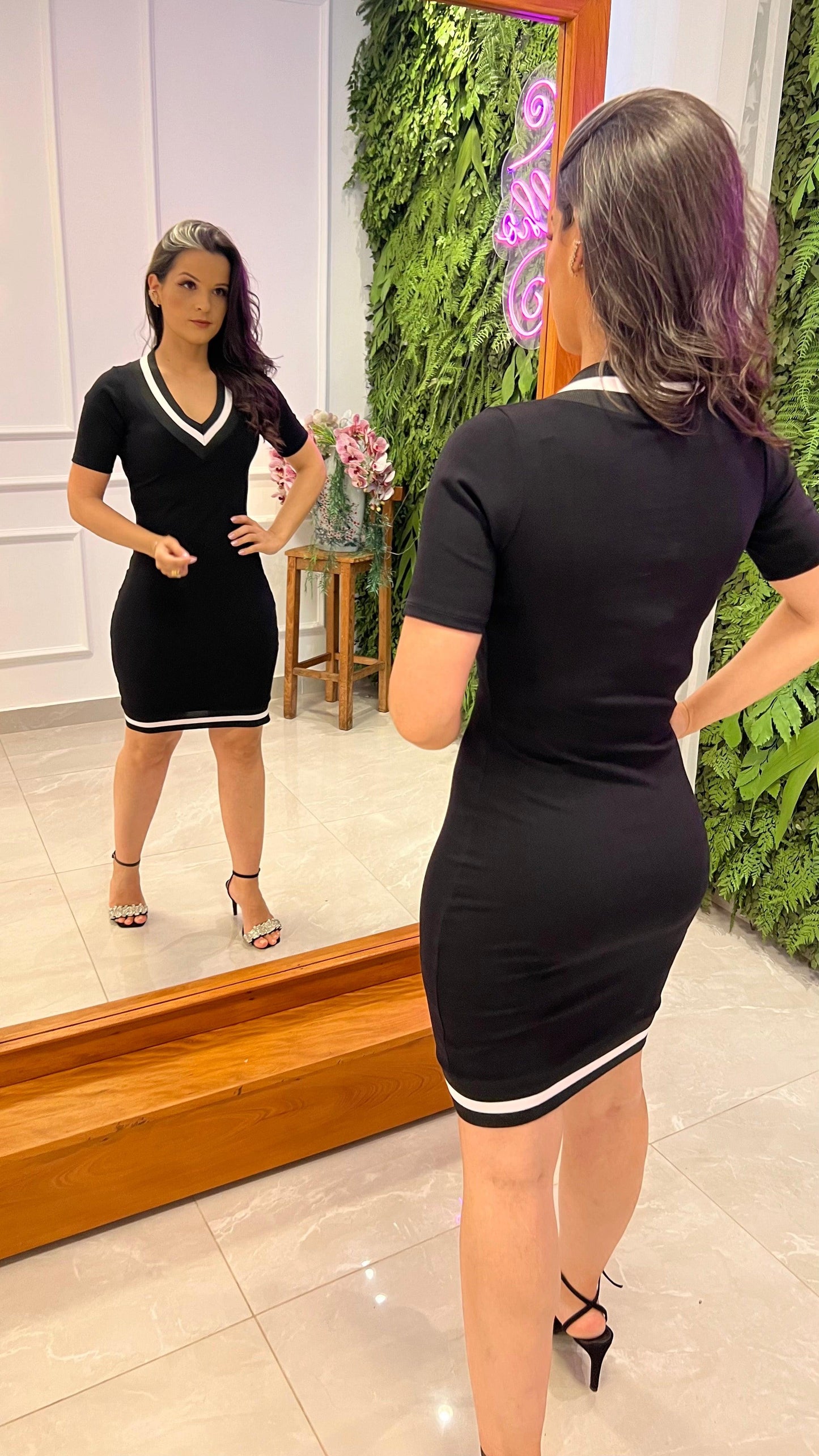 Vestido Curto Decote V Malha- Preto