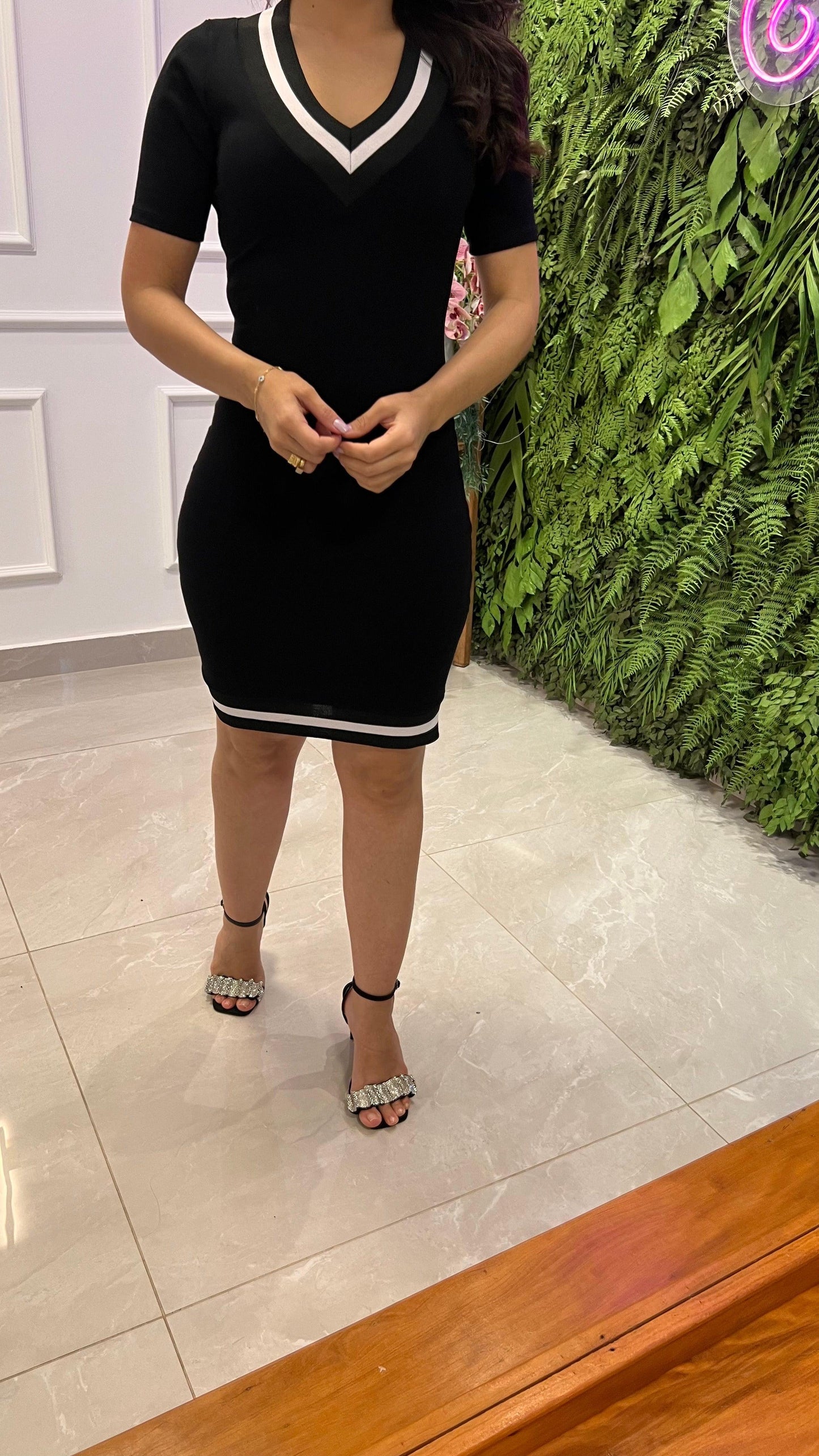 Vestido Curto Decote V Malha- Preto