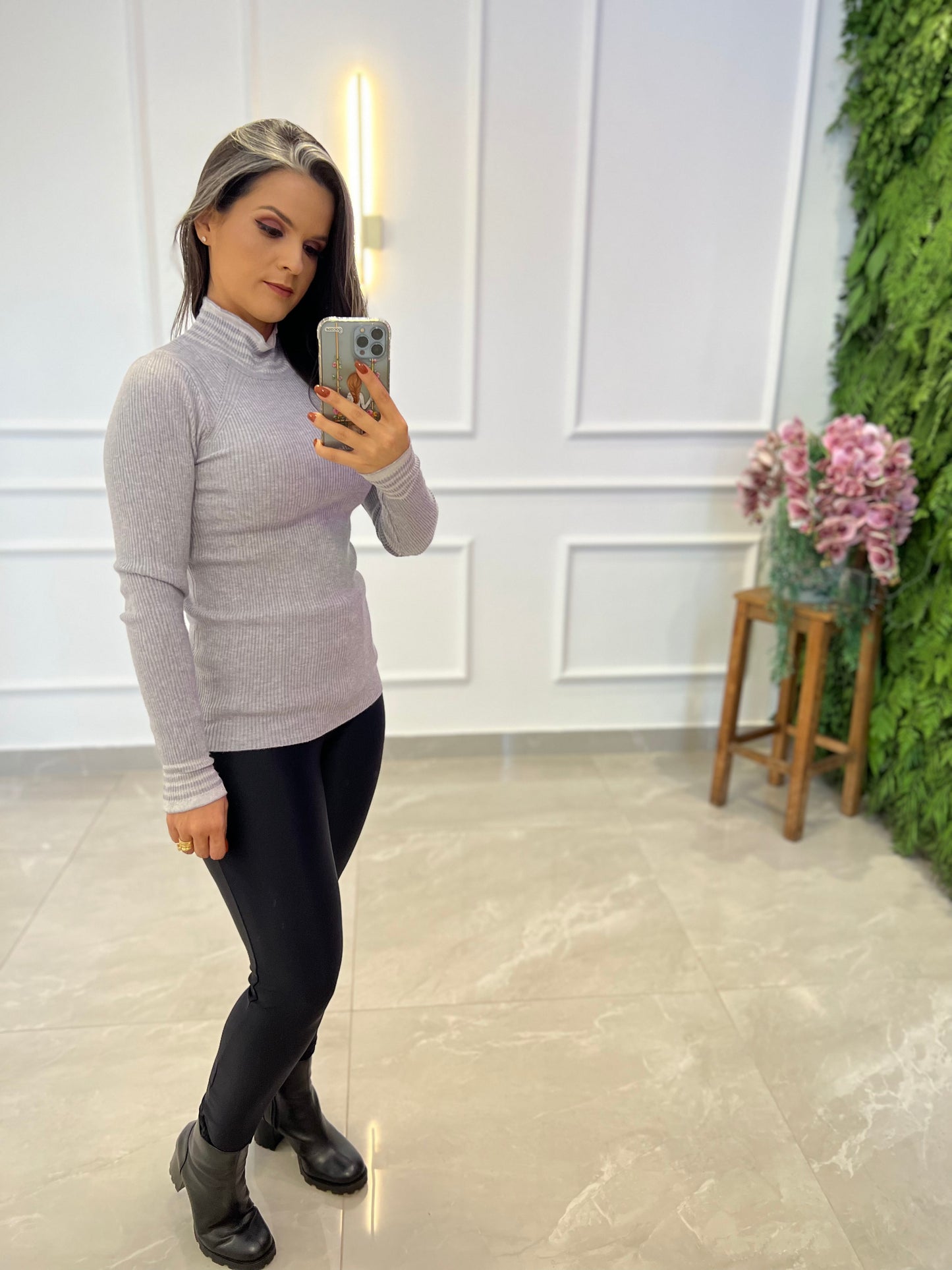 Blusa Canelada Gola Alta Listras Tricot - Cinza