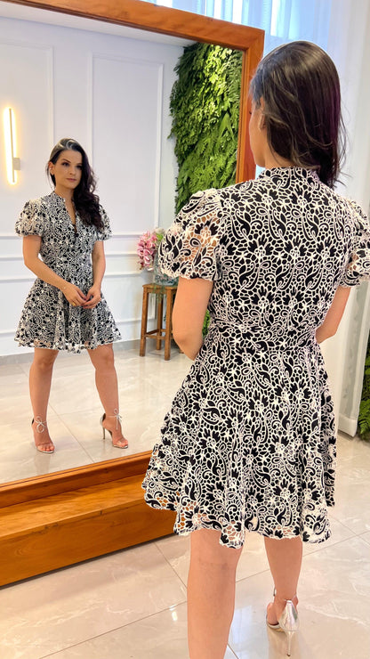 Vestido Curto Manga Guipir Flores - Preto 4791